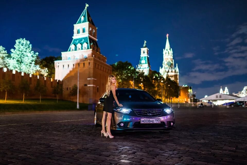 Москва где можно сделать. Ночная Москва на машине. Авто на красной площади. Воробьевы горы машины. Машина на красной площади.