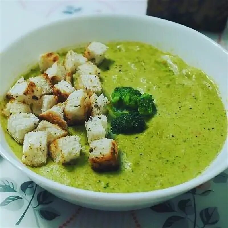 Суп пюре из капусты брокколи и цветной. Суп пюре из брокколи. суп-пюре из брокколи с плавленным сыром. брокколи маш суп пюре. пюре из брокколи подача.