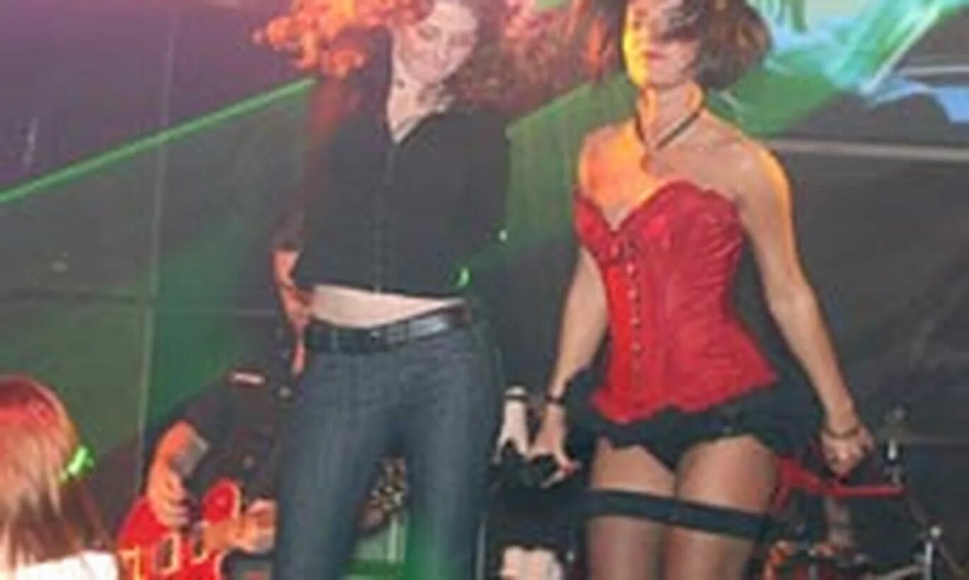 Группа тату максим. Юлия волкова и лена катина. T a t u 18. Группа тату 18. Юлия волкова на сцене.