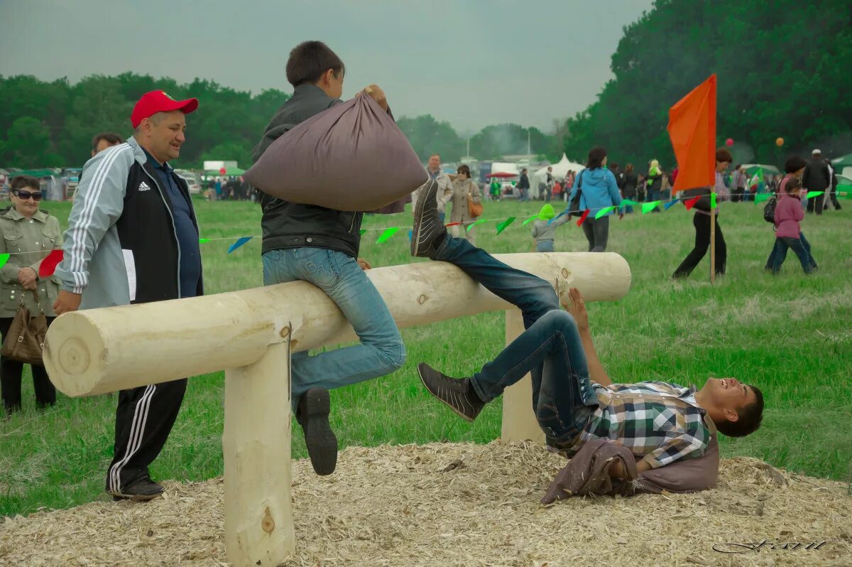 Highland games caber toss. Toss the caber scotland. Играть в бревна. Песочница из кругляка. Бревно для игры.