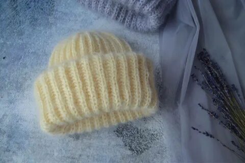 Шапка из мохера с отворотом спицами