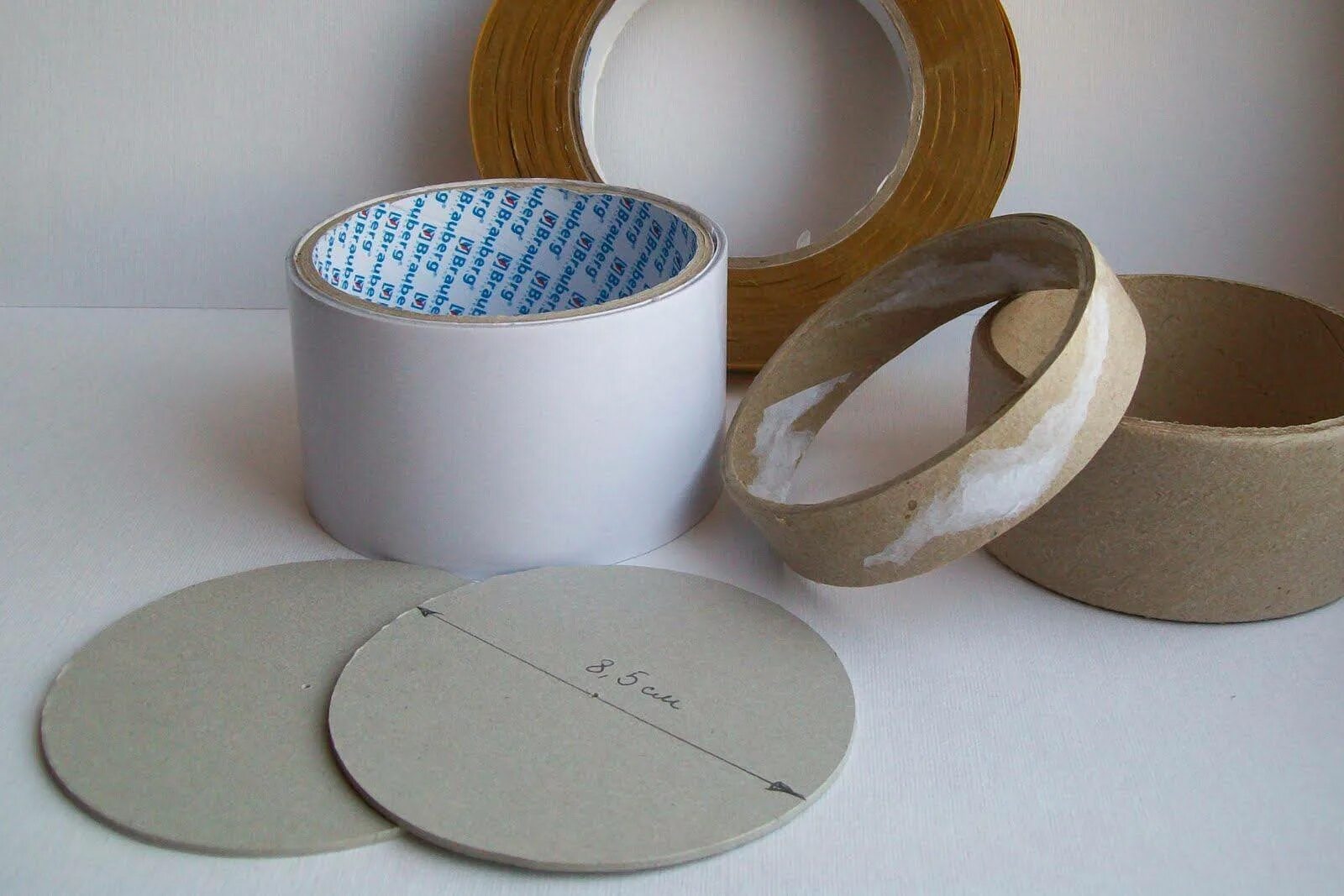 Как сделать коробочку из скотча. Шкатулки из бобин от скотча. Круглая коробочка из бобины от скотча. Как сделать коробочку из скотча. Шкатулка из бобин от скаотча.