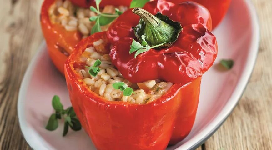 Рецепт перец с рисом и овощами. Перец фаршированный перловкой. фаршированный сладкий перец. фаршированный красный перец. перец для фаршировки.