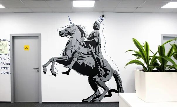 Тинькофф банк в петербурге офис. Роспись стен в офисе. граффити в офисе. конь в офисе. оформление офиса тинькофф.