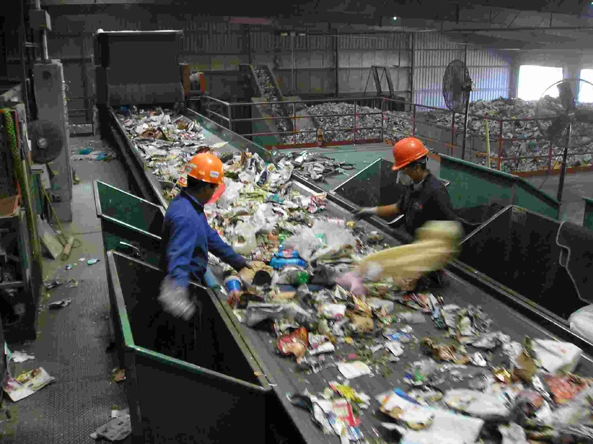 Recycling industry. Recycling industry. Сортировка и переработка бытовых отходов. Мусороперерабатывающий завод удмуртвторресурс. Переработка промышленных отходов.