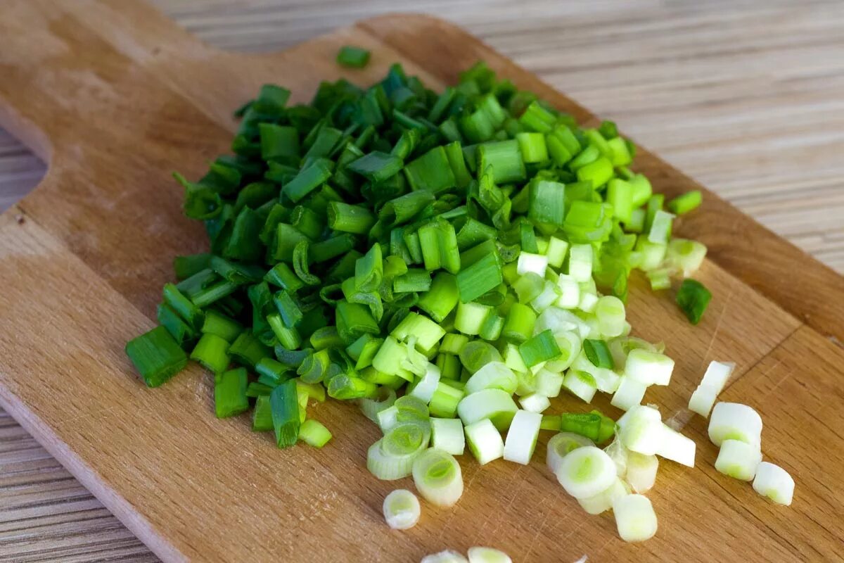 шинкованный зеленый лук. нарезанный зеленый лук. нарезать зеленый лук. нарезать зеленый лук. лук зелёный мелко порезанный.