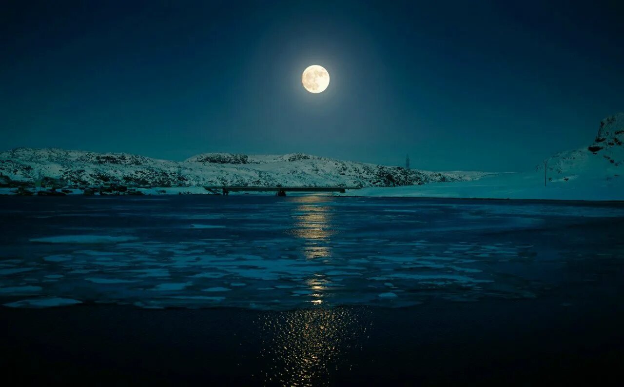 Вдали светит луна. Ночное море. Ночной пейзаж. Ночь в море. Красивые ночные пейзажи.
