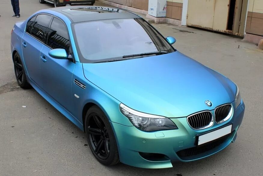 Цвета бмв е60. BMW m5 бирюзовая. BMW e60 в матовых пленках. BMW m5 e60 хамелеон. БМВ е60 зеленая матовая.