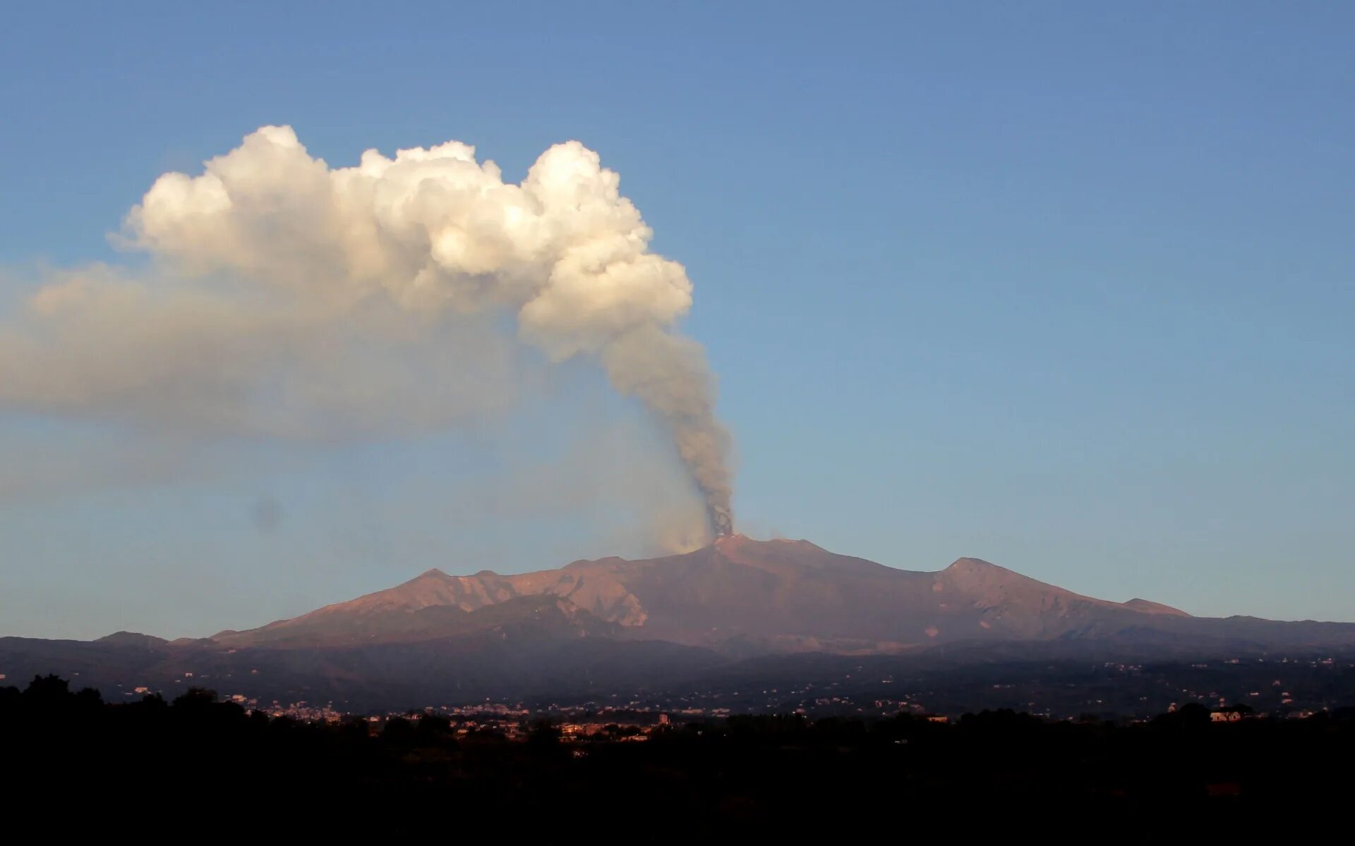 Где находится вулкан этна действующий или потухший. Этна Сицилия. Вулкан Этна. Сицилия Италия вулкан Этна. Вулкан на Сицилии.