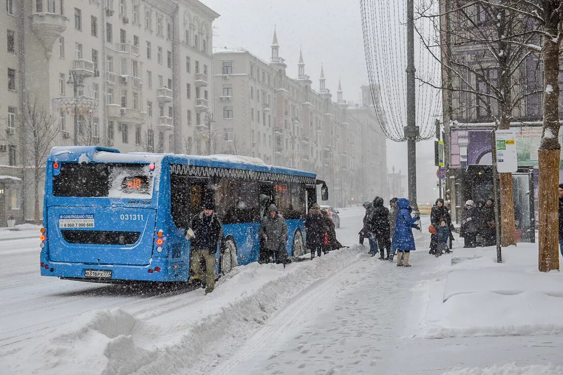 Снег в Москве. Снежный апокалипсис в Москве. Снегопад в Москве. Автобус зимой в Москве. Погода 2006 год