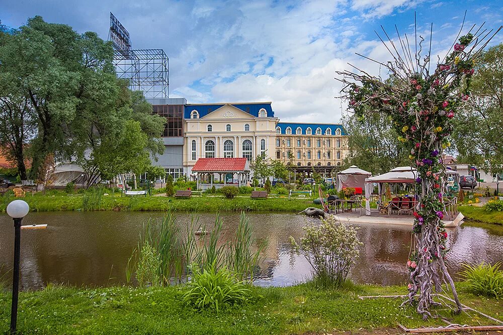 Village park hotel. Внуково Виладж парк отель. Внуково Виладж Картмазово. Гостевой дом Внуково Виладж. Картмазово деревня отель.