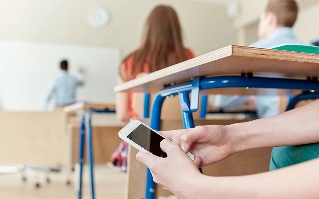 Закон нельзя телефон в школе. Телефон на уроке. ученик с телефоном на уроке. школьник с телефоном. сотовые телефоны в школе.