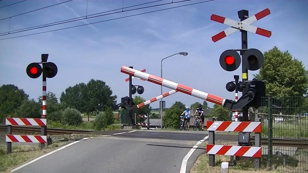 Level crossing. Железнодорожный переезд. Железнодорожный светофор с шлагбаумом. ЖД переезд. Железный дорога светофор шлагбаум.