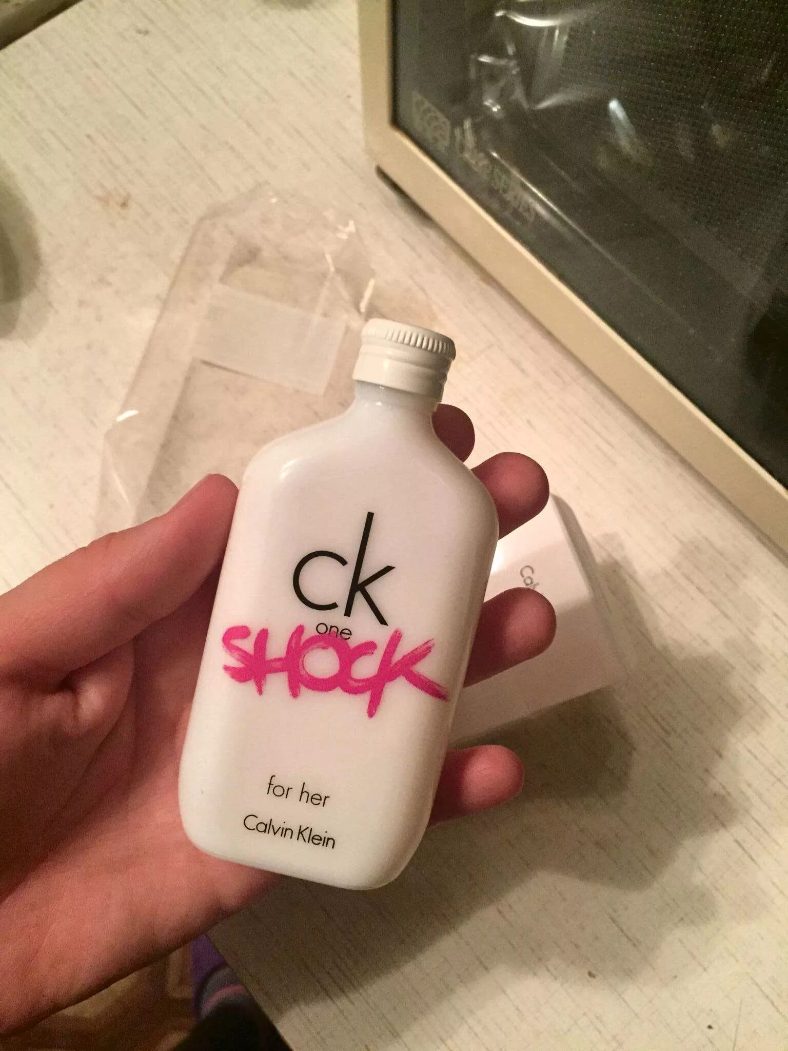 Купить ck one shock. CK one упаковка. Calvin Klein Shock rivgosh. Кельвин Кляйн ШОК для нее. Оригинальные наушники CK one.