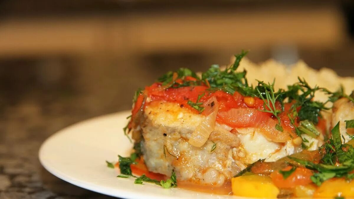 Рыба хек с морковкой. Пикша тушеная. рыба пикша тушеная. хек в томатном соусе. рыба тушеная с овощами.