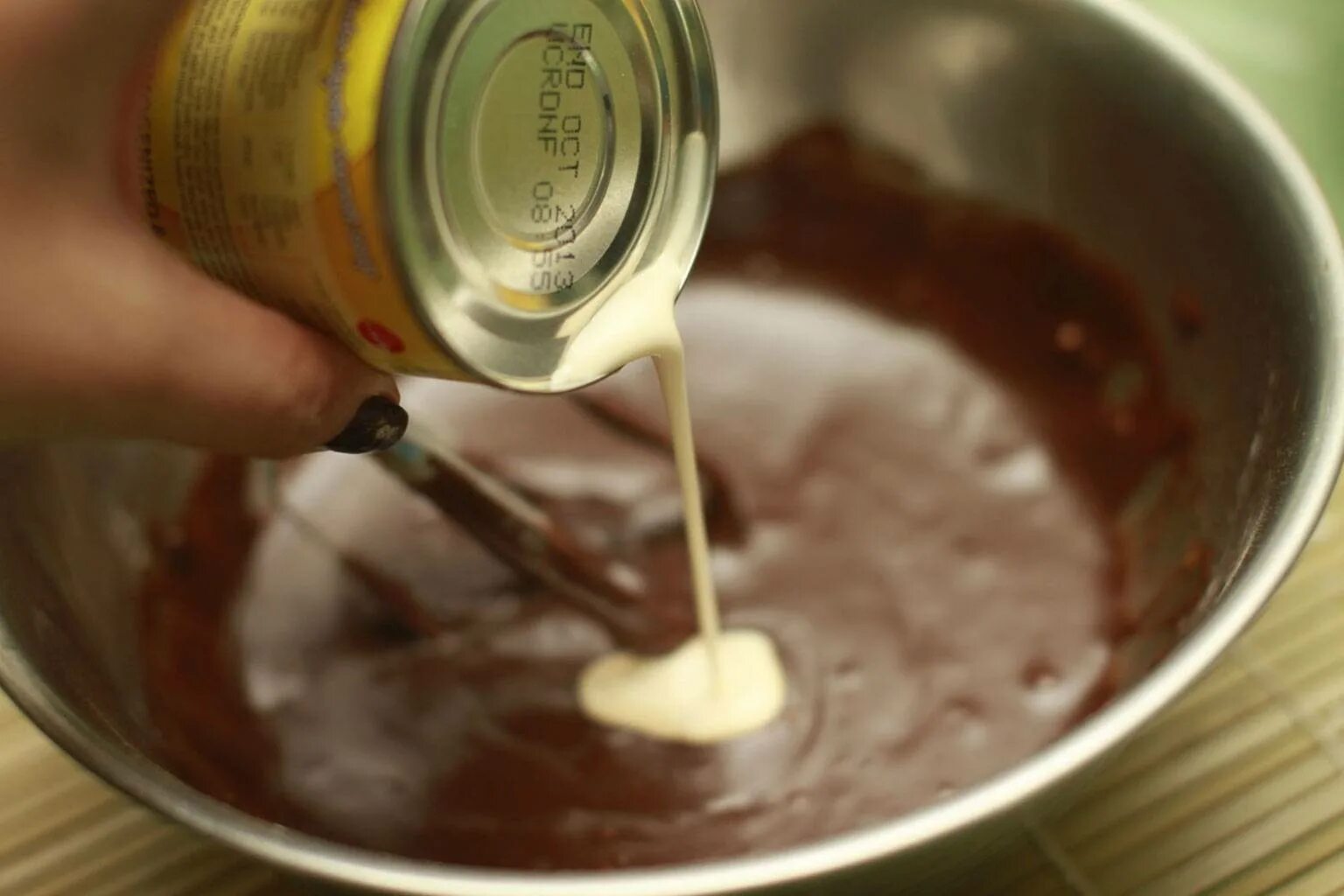 Шоколадная глазурь из какао масла рецепт. Приготовление глазури. Гларузь и шоколода и сгученки. Глазурь из шоколада и молока и масла. Ингредиенты для приготовления глазури.