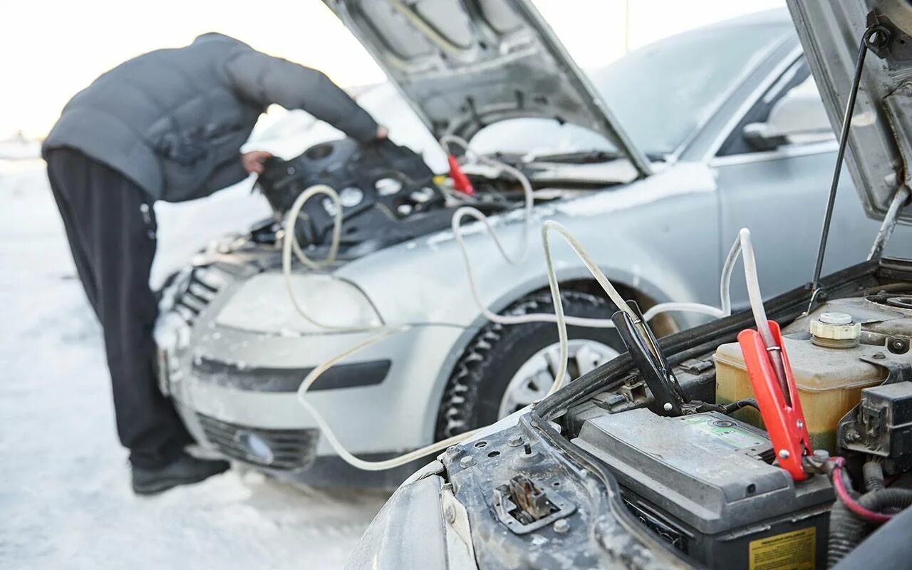 Прикуривание автомобиля. Прикурить аккумулятор автомобиля. Запуск двигателя автомобиля. Прикуривание автомобиля зимой. Запуск двигателя после простоя