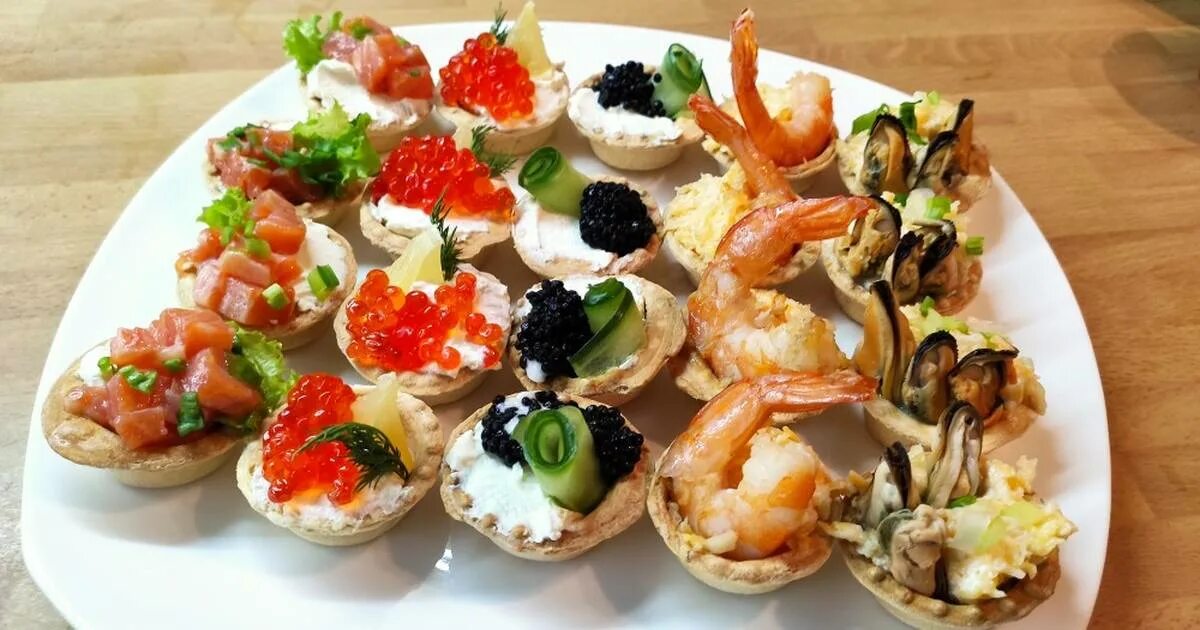 креветки на шпажках. закуски из морепродуктов на праздничный стол. корзиночки с креветками. закуска с креветками в тарталетках. корзинки с креветками.