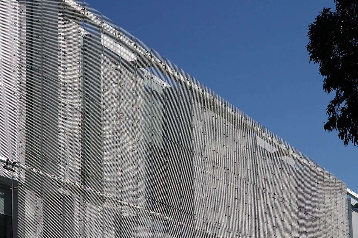 Architect expanded. Сетка цпвс из просечного листа. Ironbank. Иронбанк. Альваро сиза виейра здание в барселоне.