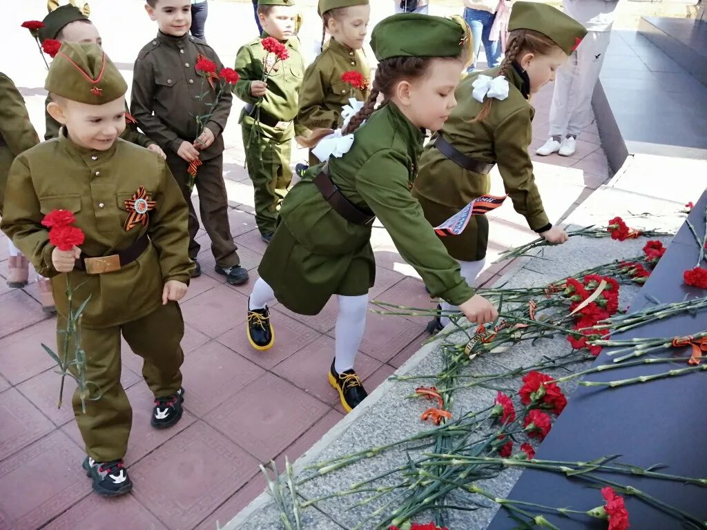 Мальчик на дне победы. 9 Мая в детском саду. День Победы в детском саду. День Победы в ДОУ. Композиция на 9 мая в детском саду.