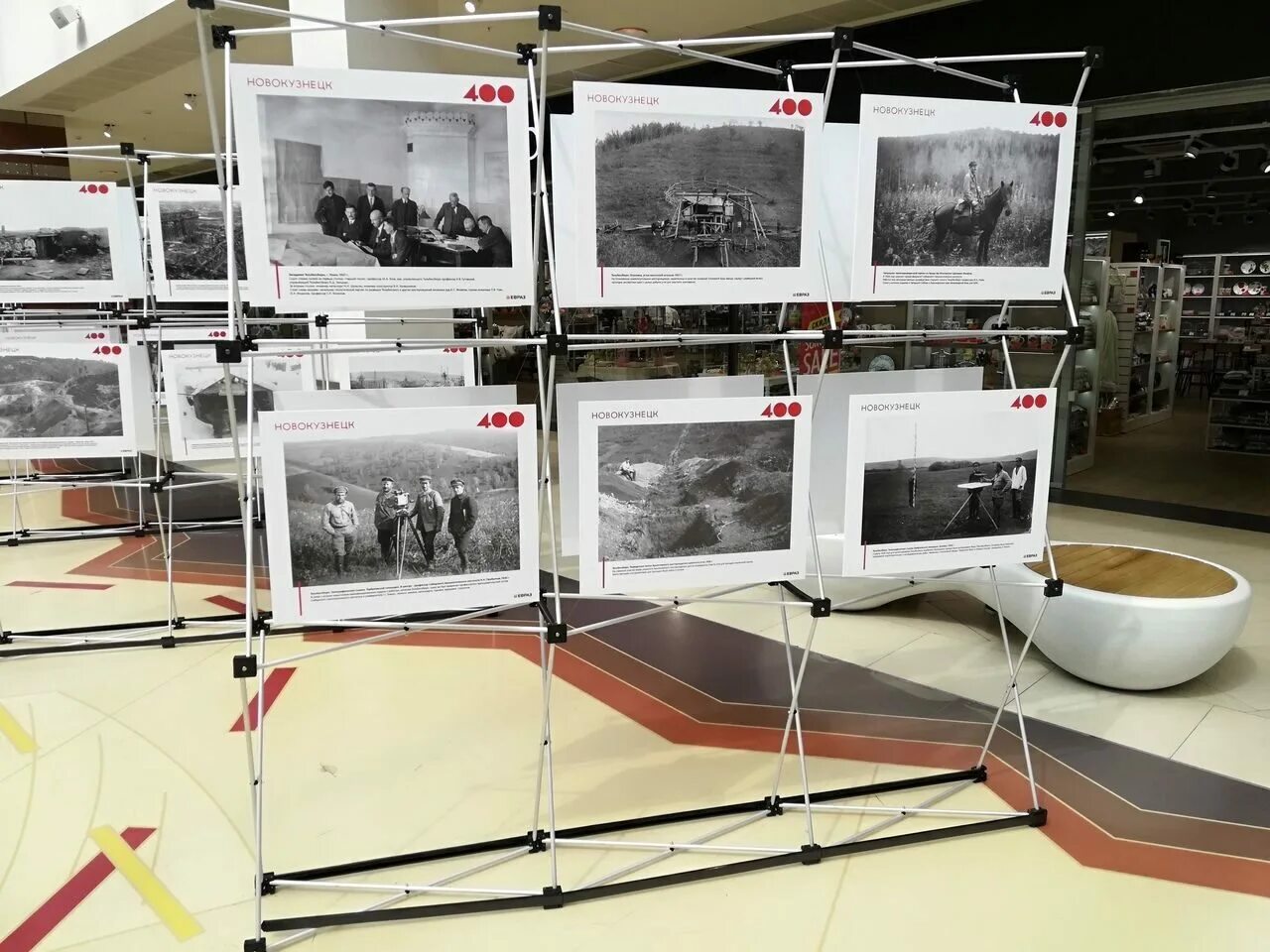 Стенд экспозиционный навесной. Передвижной стенд для выставки. Стенды для фотовыставки. Стенд для экспозиции. Выставочные стенды для фотовыставки.