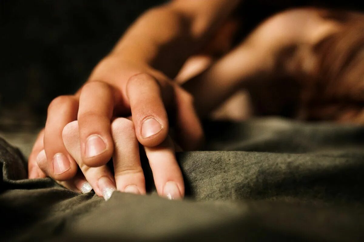 Чувственная ночь. Мужская рука. Сплетение рук. Нежные женские руки. Руки страсть.