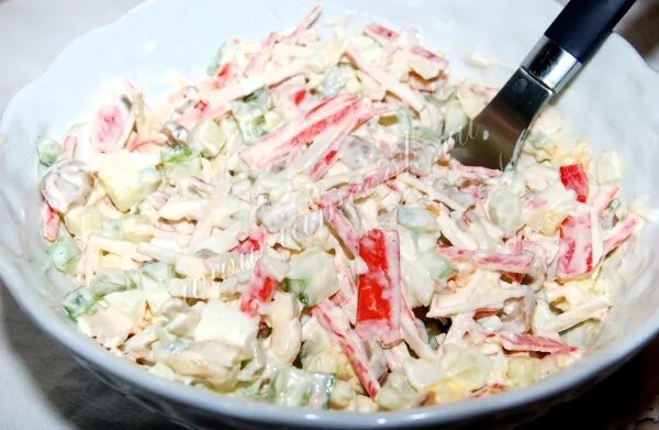 Крабовый салат нарезанный соломкой. Порезанные крабовыми палочками. Нарезка крабовых палочек соломкой. Салат крабовые палочки соломкой. Салат крабовые палочки соломкой.