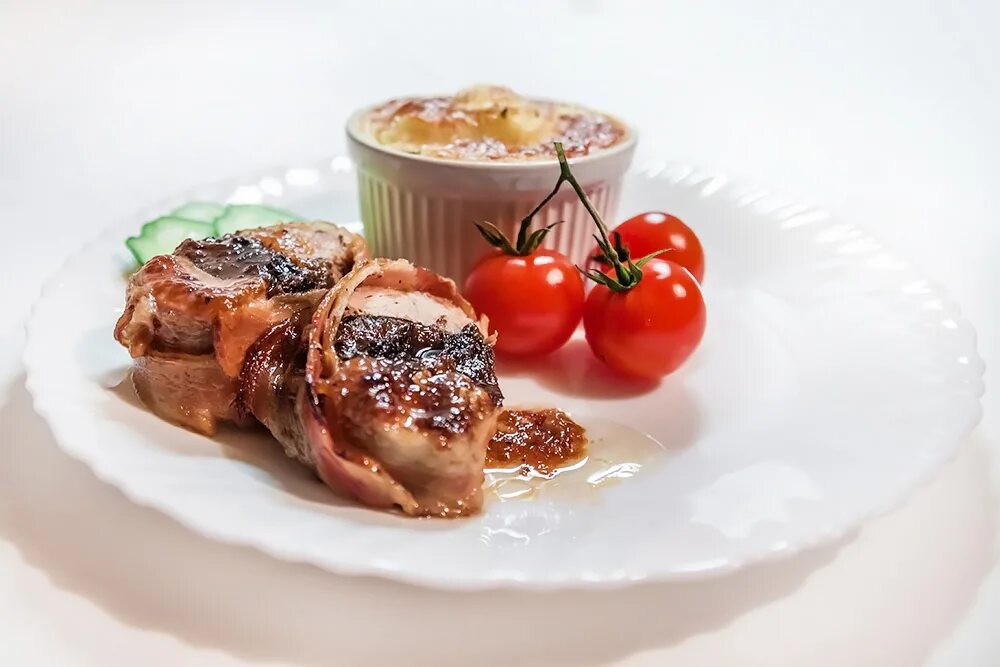 чернослив в беконе запеченный. бекон запеченный в духовке. чернослив в беконе запеченный в духовке. канапе с черносливом и беконом. чернослив в беконе запеченный в духовке.