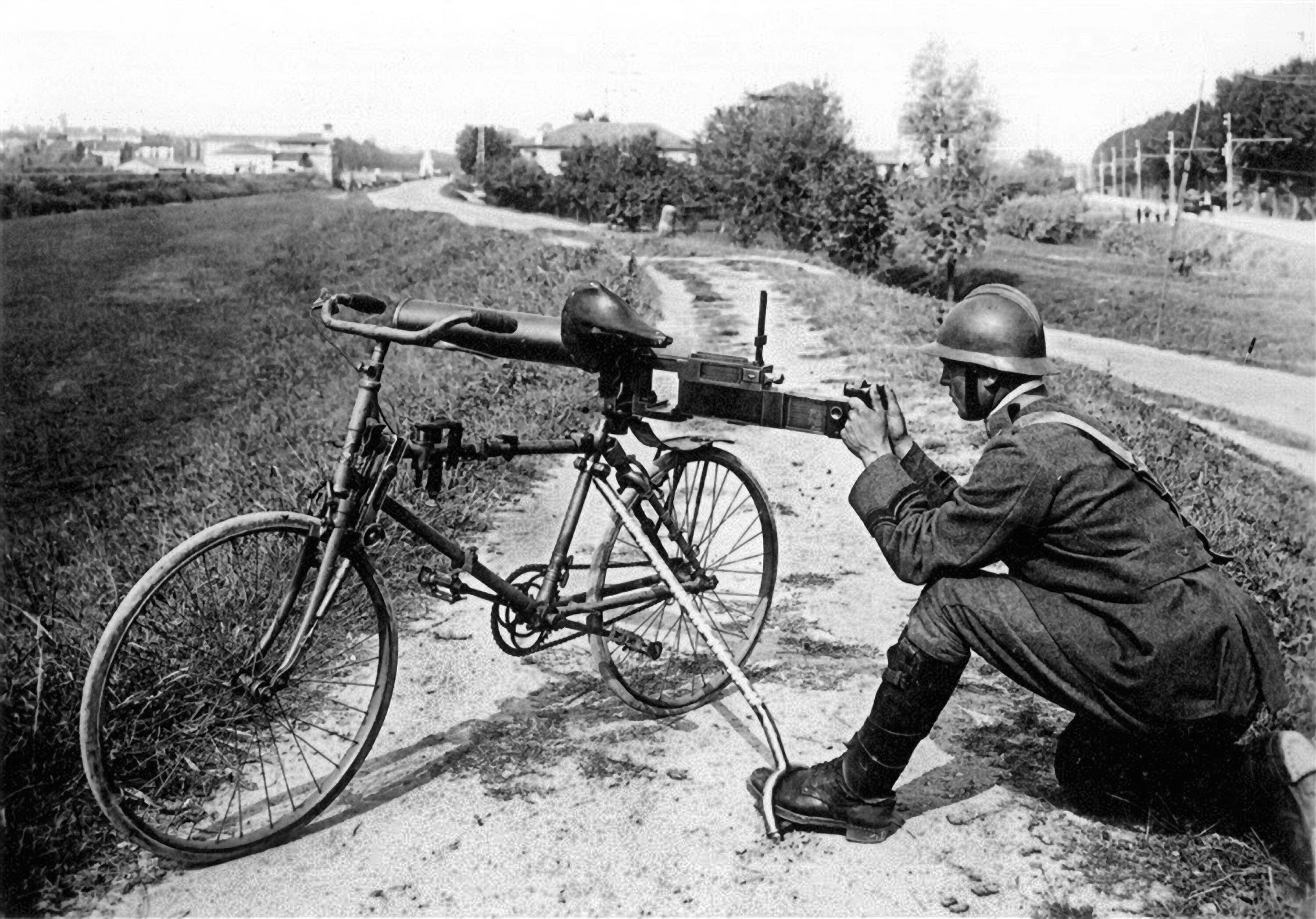 Изобретения во время войн. Велосипеды вермахта второй мировой войны. Велосипедные войска вермахта. Немецкий пулеметчик 1 мировой войны. Самокатчики вермахта.