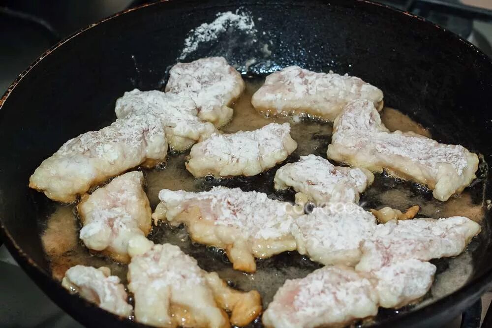 Кляр для жарки отбивных. Куриное филе в кляре на сковороде. кляр для курицы филе на сковороде. филе курицы в кляре. курица в кляре на сковороде.