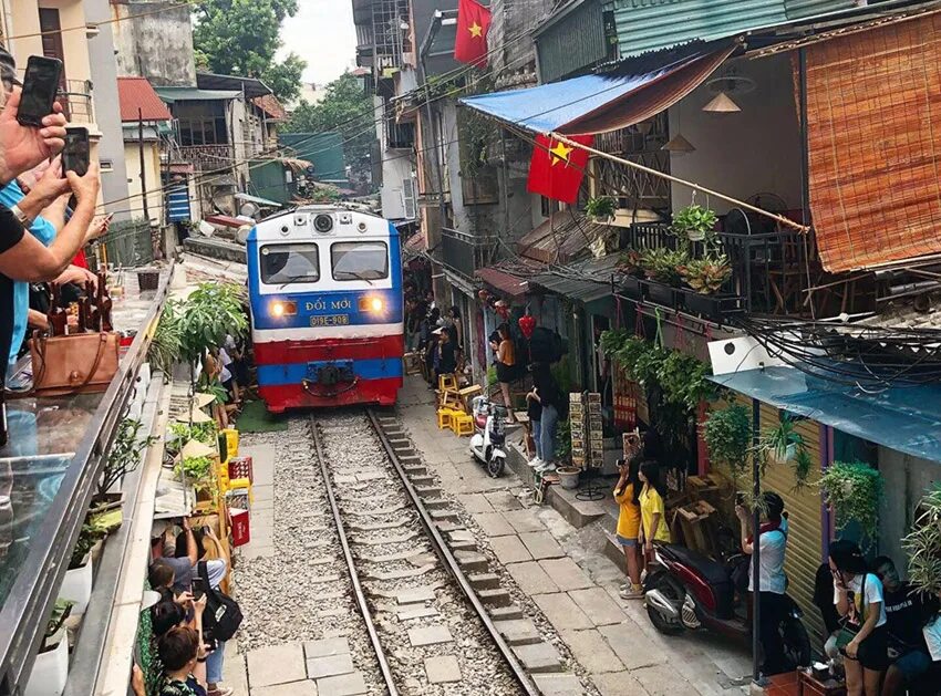 Дни ханоя. Ханой стрит Train Street. Ханой-Хошимин железная дорога. Ханой Вьетнам. Вьетнам Ханой поезд.