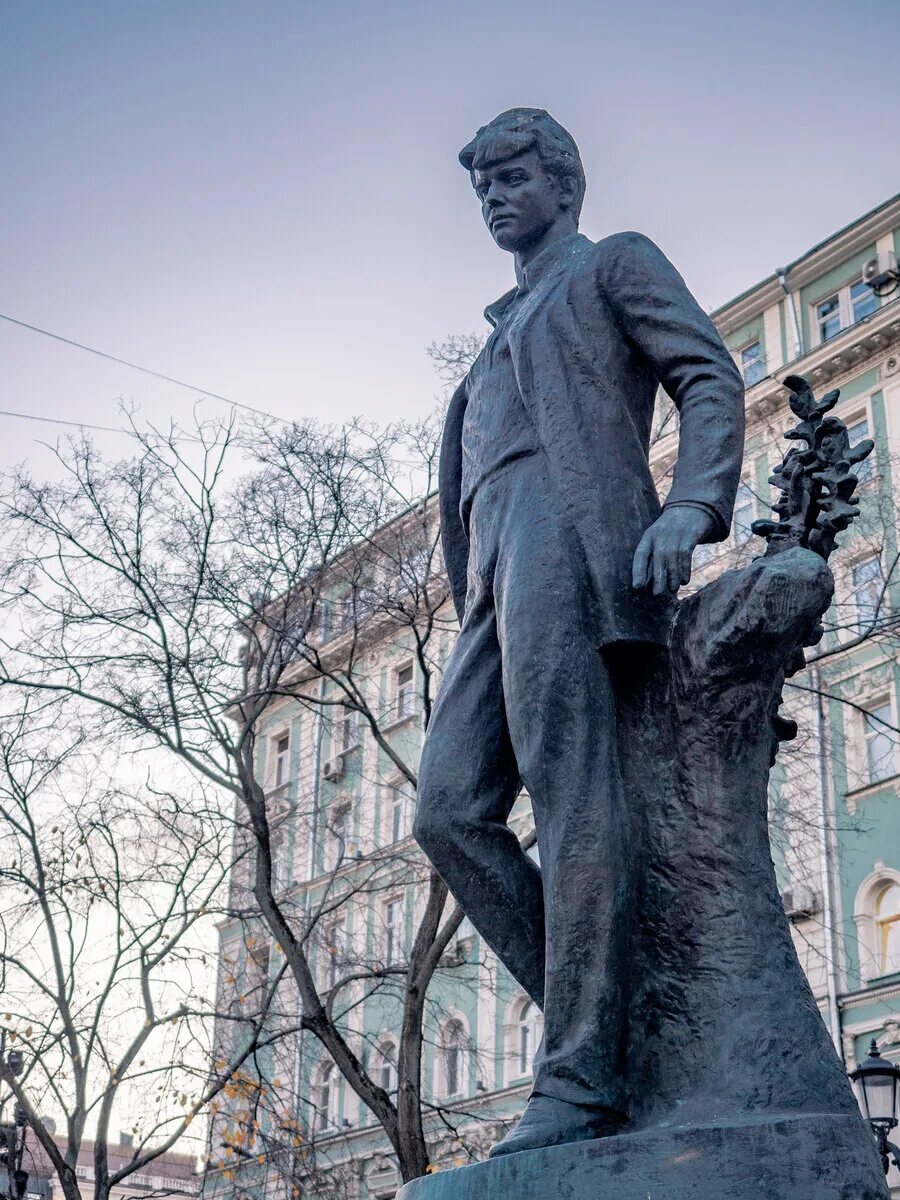 Памятник есенину на тверском. Памятник есенина в москве на тверском бульваре. памятник сергею есенину. памятник на тверском бульваре. памятник есенину на есенинском бульваре.