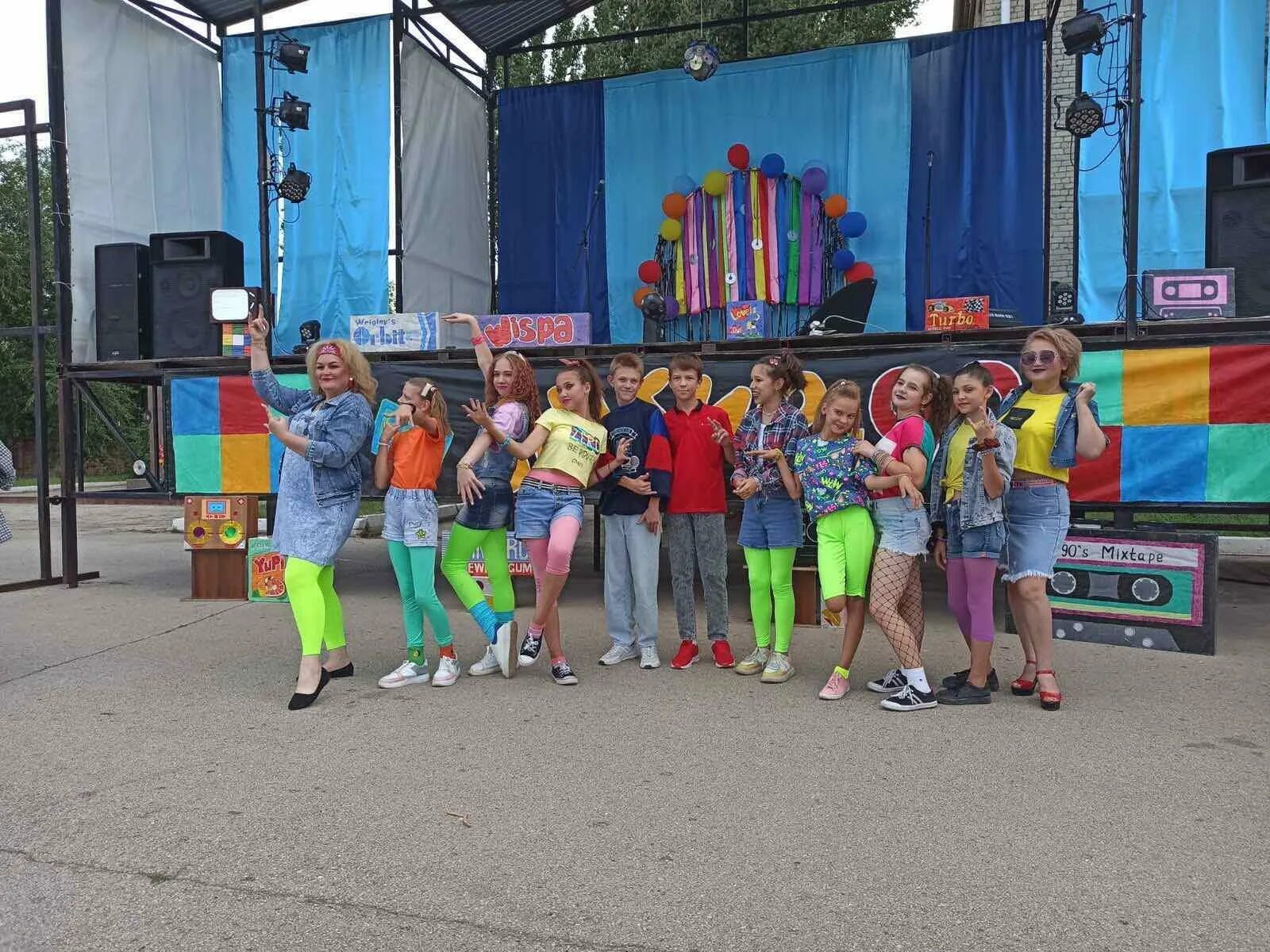 Дискотека 90 в городе. Дискотека 90-х фото. дискотеки 90-х годов. дискотека 90-х концерт. дискотека 90 х город.