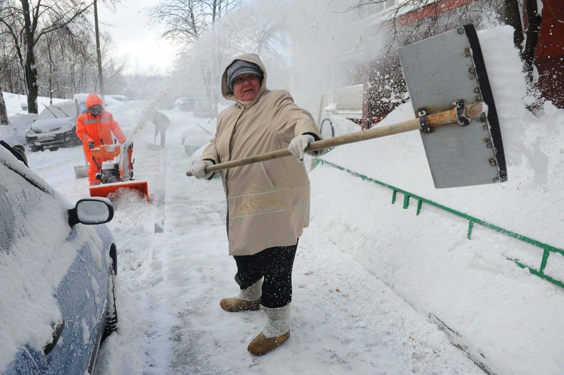 Лопата дворника для уборки снега. Чистка снега. Лопата для уборки города от снега. Дворник с лопатой. Кидает лопатой