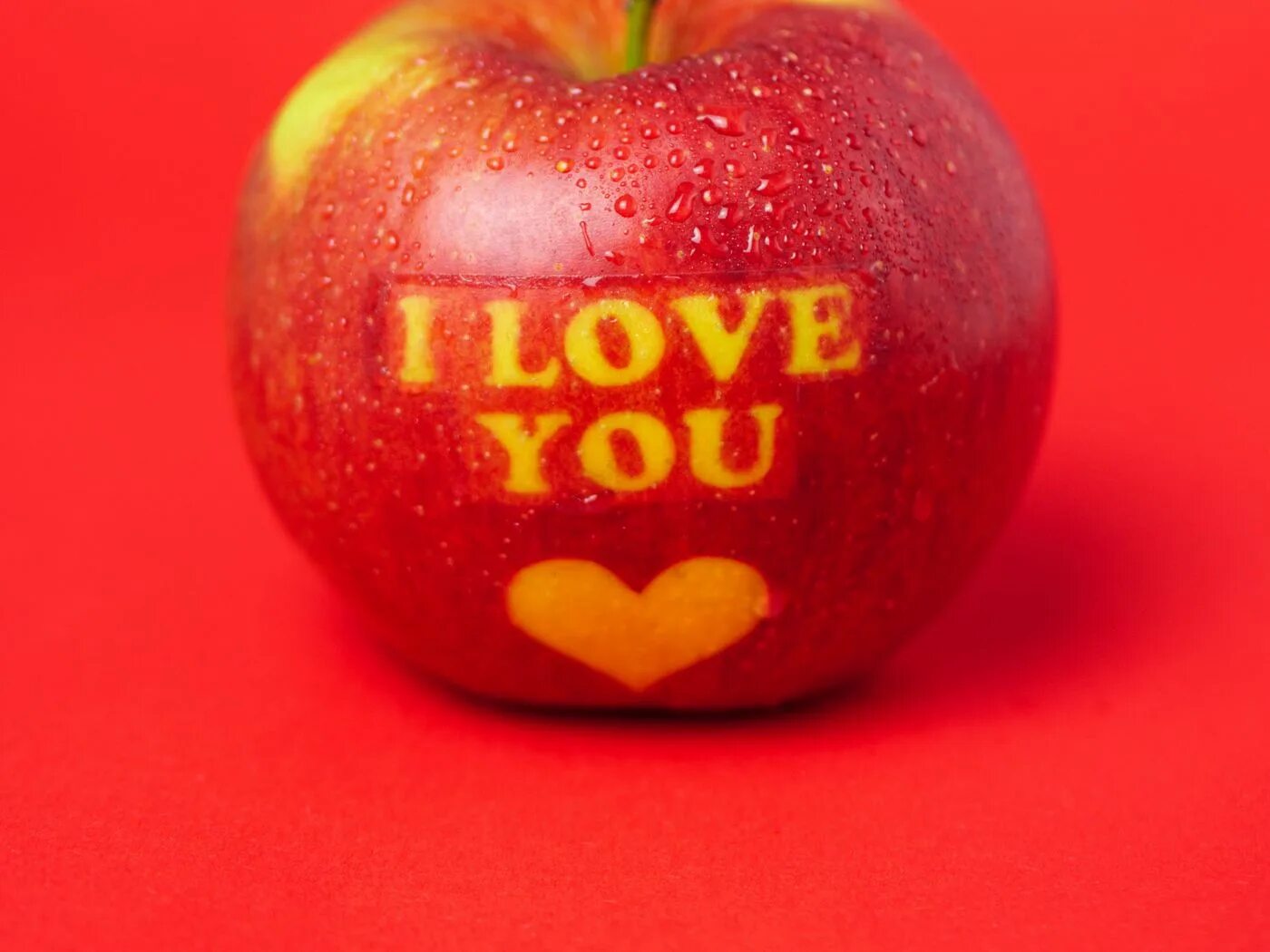 Яблоня любовь. Яблоко надпись. Яблоко любви. Яблоко я тебя люблю. Надпись яблочко.