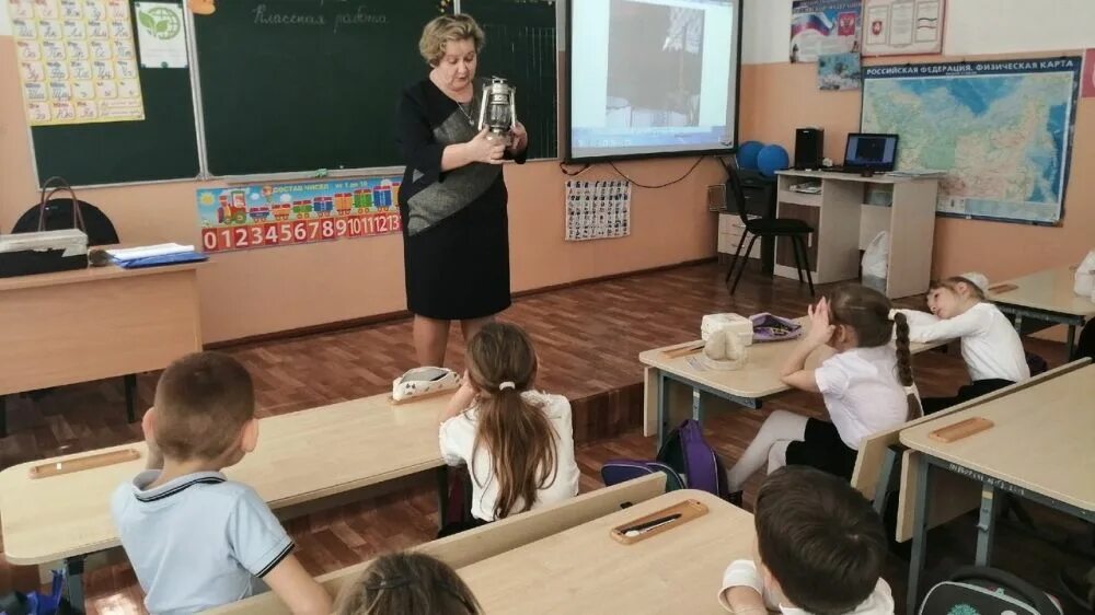 Ученики в школе. Межводненская средняя школа Черноморский район. Музей в школе. Обучающихся в школе.