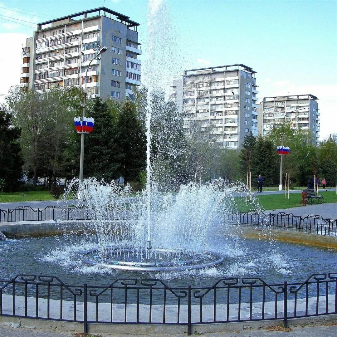 Погода городе волжский волгоградской области. Фонтаны Волжского Волгоградской области. Волжский парк фонтан. Волжский 36 микрорайон фонтаны. Площадь Ленина Волжский.