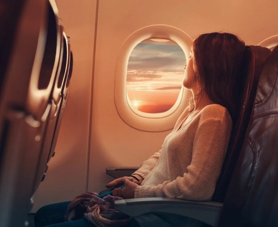 Сижу в самолете. Окно самолета. Люди в самолете. Look the plane. Самолет.