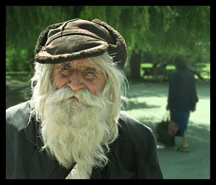 Был старик тот самый. Старик с бородой. Бородатый дедушка. Седой старик. Старый дедушка с бородой.