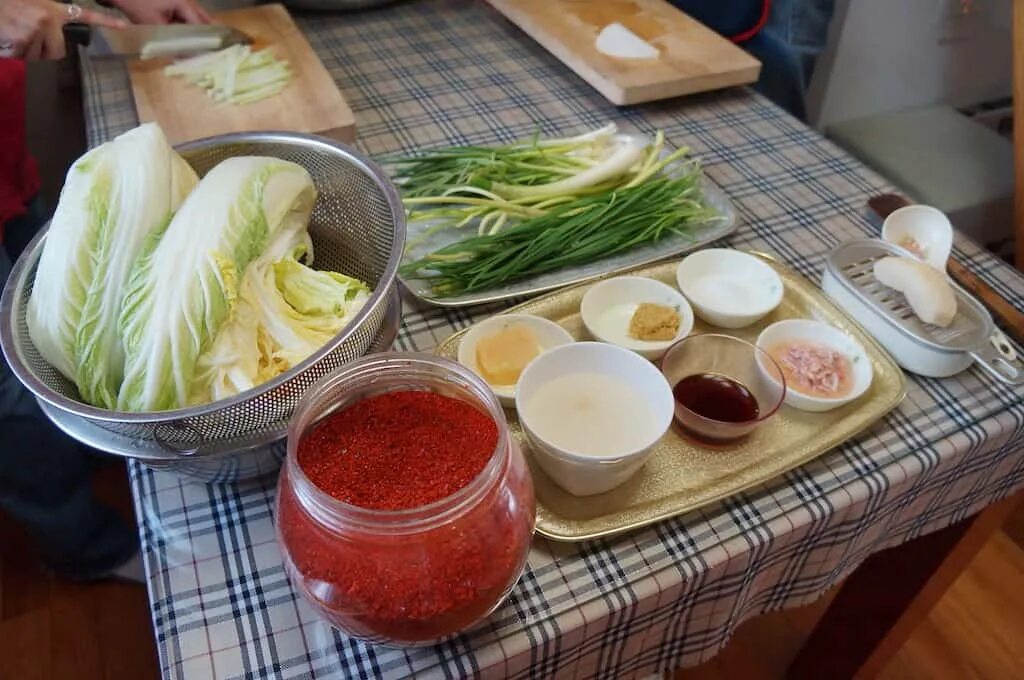 Kimchi загородный. Кимчи Ингредиенты. Заготовка кимчи в Корее. Кимчи Серпуховская. Кимчи семейная готовка.