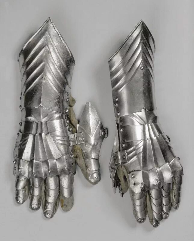 Titanium gauntlets. Готические перчатки латные Максимилиан. Перчатки доспехи Готика. Готический доспех латные перчатки. Рыцарские перчатки.