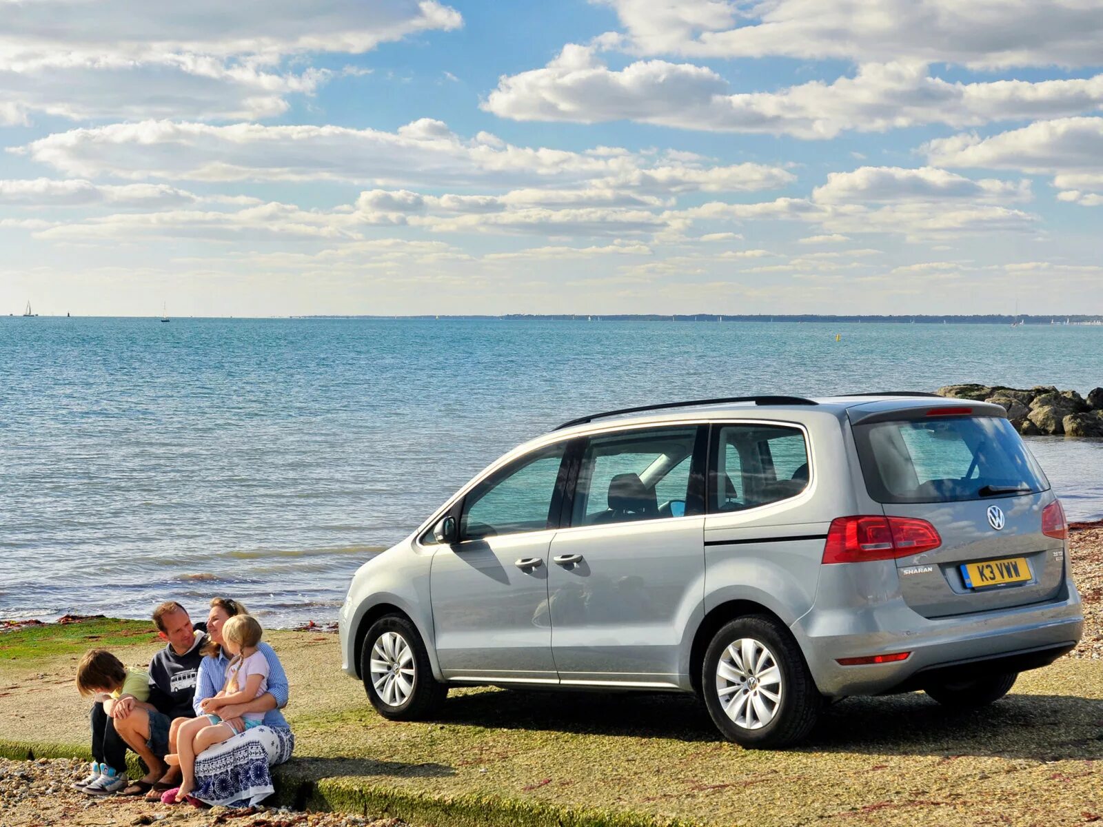 Купить хороший семейный автомобиль. Volkswagen Sharan uk. Семейный автомобиль Фольксваген Шаран. Шаран Фольксваген хэтчбек. VW Sharan 2021.