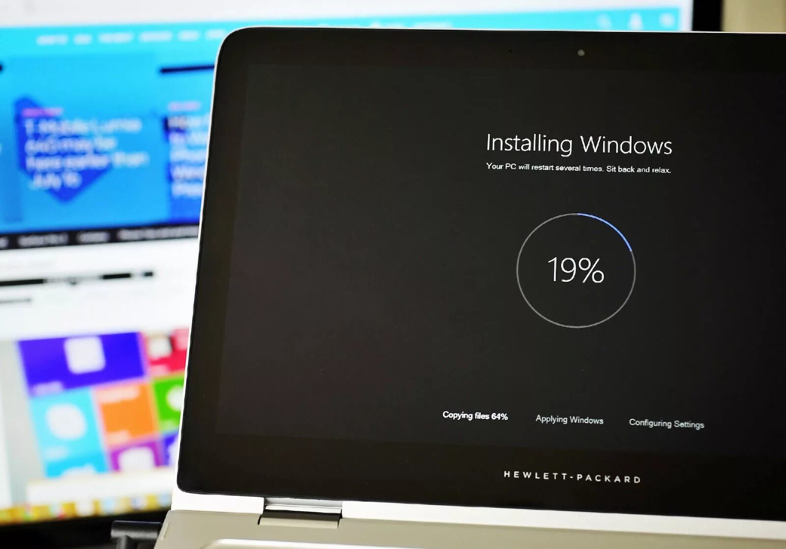 Intel celeron windows 10. Обновление windows. обновление виндовс 10. ноутбук обновление windows. компьютер обновляется.