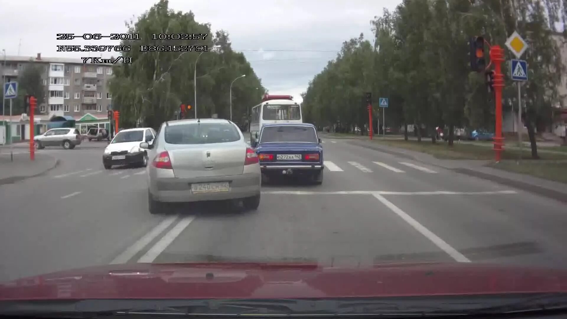 Пересечение лвойной спло. Пересечение двойной сплошной. Перекресток двойная сплошная линия. Нарушение двойной сплошной.