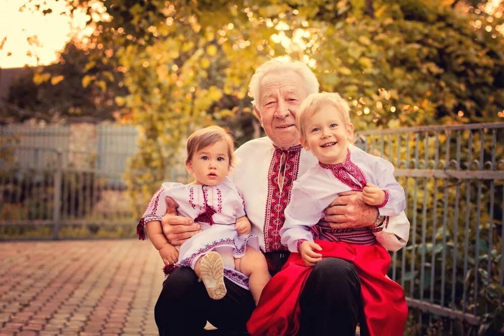 Бабушка и дедушка. Бабушка дедушка и внучка. Дед и внук. Бабушка с внуками.