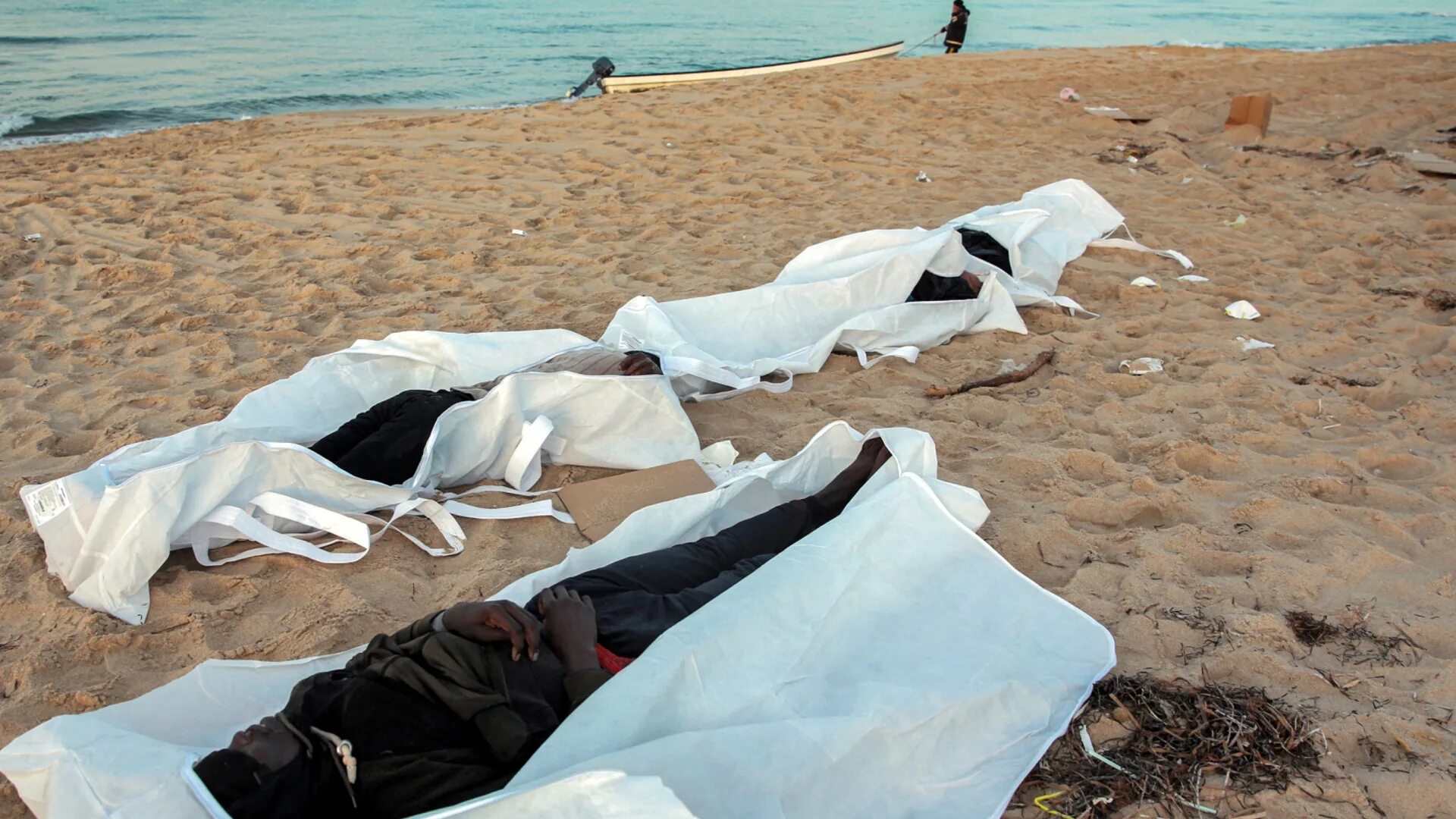 Ливия море. Тело утонувшего прибило к берегу. Ливия побережье. Берег Ливии.