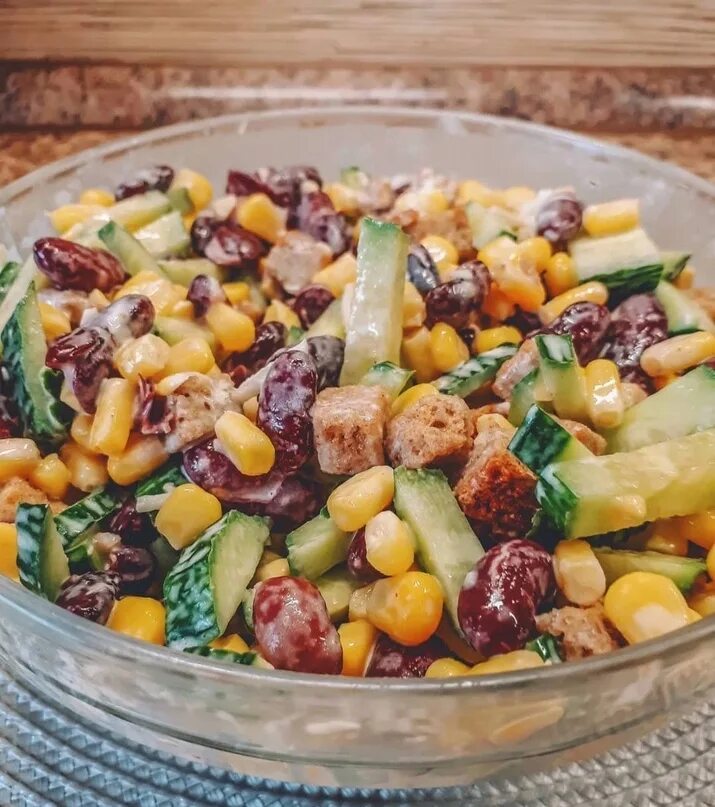 Постный салат из консервы. Постный салат с фасолью и огурцами свежими. Салат из фасоли вкусный. Фасоль. Постный салат с фасолью и огурцами свежими.