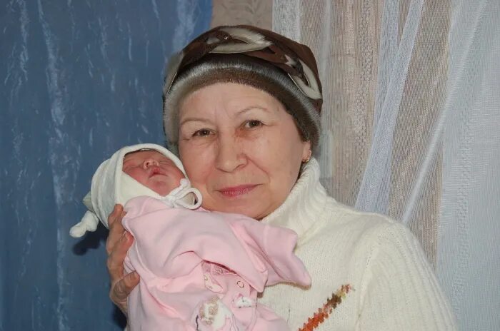 бабушка рожает девочку