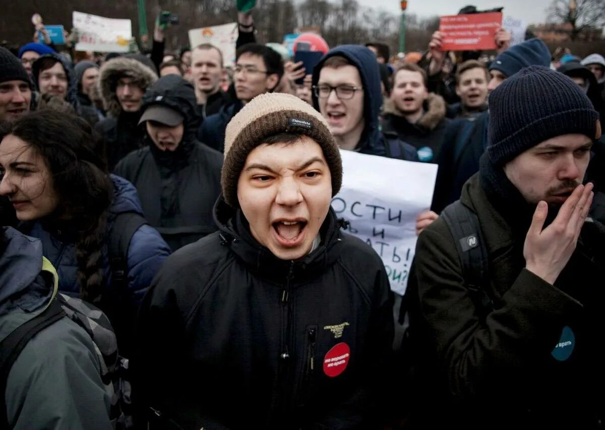 Родители митинг. Митинги Навального 2018. Митинг Навального. Школьники на митинге.