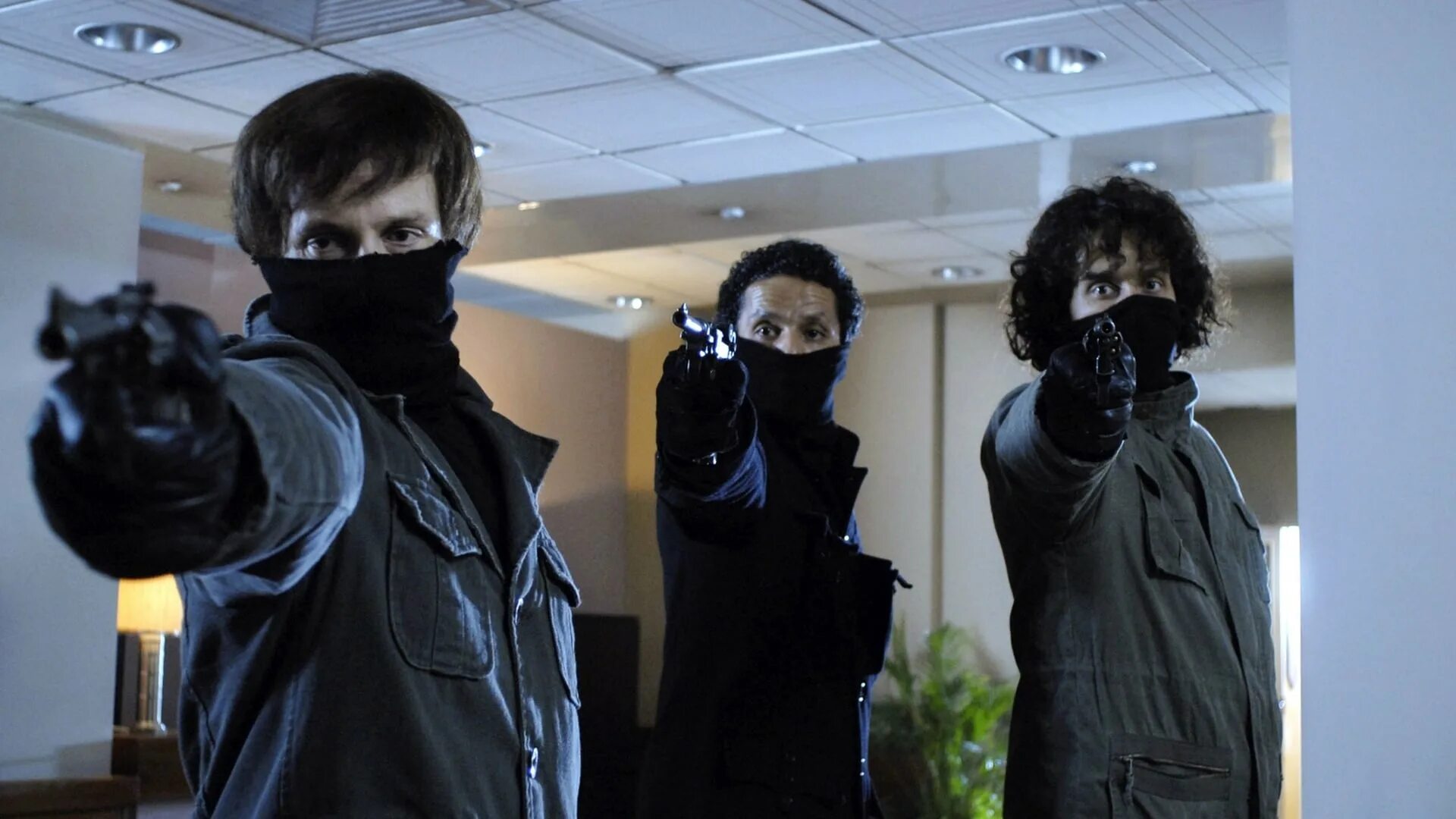 ограбление банка в москве. трое ограбили банк. трое ограбили банк. грабители убили кассира «пятерочки» в подмосковье. ограбление с камер наблюдения.